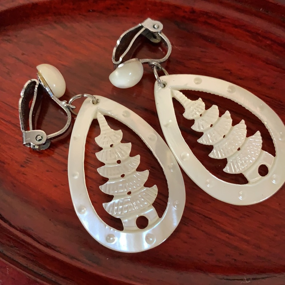 Asian MOP Shell Pagoda Tear Drop Clip on Earrings - Picture 2 of 3